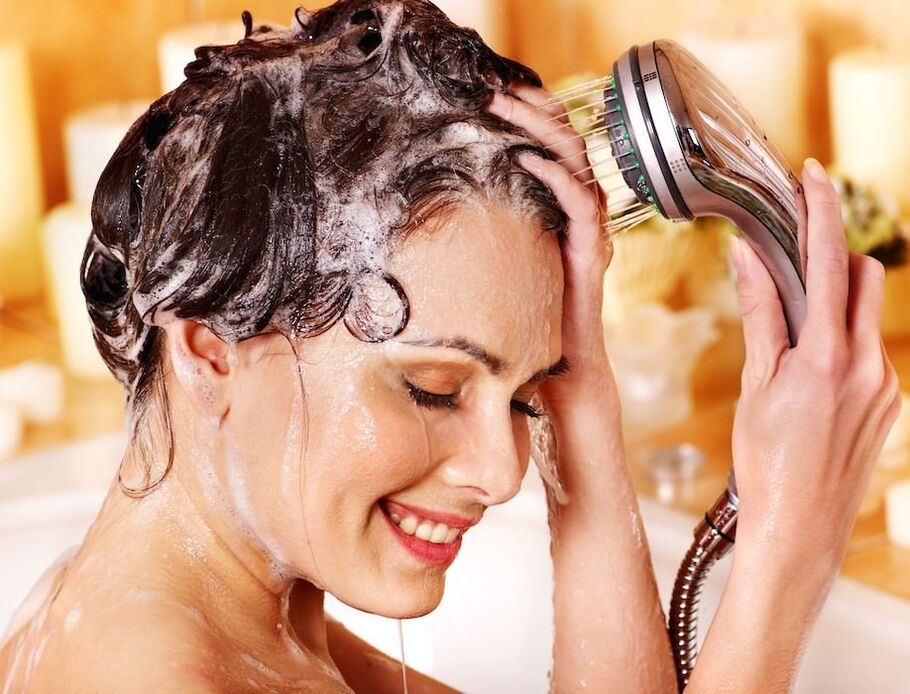 Wash the scalp with psoriasis with medicated shampoo