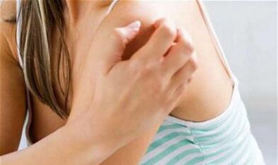 girl scratches his shoulder